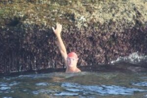 El italiano Guiseppe D'Alessandro completa a nado la ruta del Estrecho