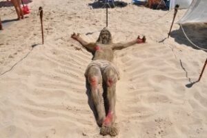 Una talla de un Cristo crucificado hecho de arena causa admiración en el Rinconcillo