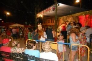 Las colas para tocar a la Virgen de La Palma se mantienen hasta entrada la noche