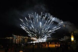 Los fuegos artificiales ponen fin a la Romería Marítima del Rinconcillo en honor a la Palma