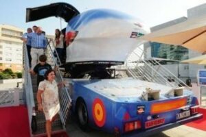 Un simulador de vuelo acróbatico, en el Centro Comercial Bahía de Algeciras