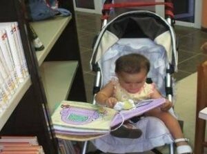 Niños de entre dos y doce años participan en un taller de lectura