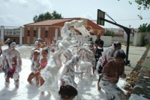 Los pequeños se lo pasan a lo grande en una jornada de convivencia en el colegio Alfonso XI