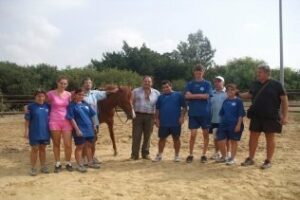 Los jóvenes de Campus Multideporte de Apadis aprenden equitación