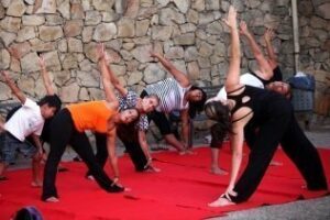Un barrio de tod@s lleva clases de yoga a la barriada de La Bajadilla con el lema Respira tu barrio"