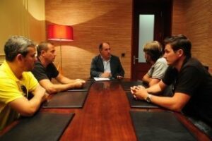 El alcalde se compromete a facilitar un encuentro entre el grupo Popular andaluz y los extrabajadores de Torraspapel