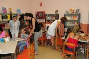 El Ayuntamiento repetirá actividades como el taller de verano de fomento de la lectura en los niños que finaliza hoy