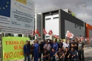 Los obreros de la torre del parque de Bomberos inician una acampada en protesta por el impago de dos nóminas