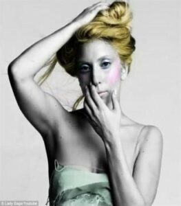 Lady Gaga se desnuda en su nuevo video promocional de 'You and I'