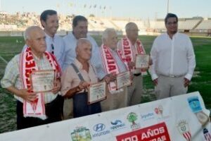 El Algeciras CF entrega a los socios más antiguos un diploma por su lealtad a los colores