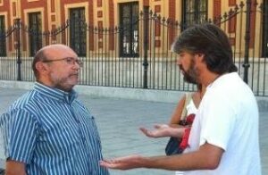 El grupo de IU en Sevilla recibe a los extrabajadores de Torraspapel, que han protestado frente al Parlamento