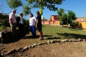 Alumnos de un módulo de Alternativas adecentan las zonas verdes del sur de la ciudad