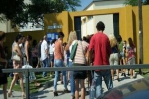 Los colegios de Primaria e Infantil de Algeciras abren sus puertas sin incidencias en el primer día del curso