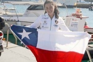 Una joven de 17 años bate un record cruzando a nado el Estrecho