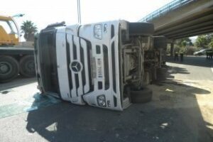 Un camión vuelca en la rotonda de Sotorrebolo en un accidente que no se cobra ninguna víctima