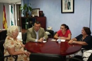 El Subdelegado de la Junta recibe a la Asociación de Niños de Ucrania y Andalucía