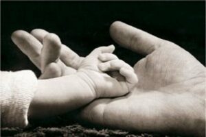 Ser padre saca a la luz el lado más femenino de los hombres