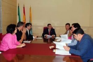 El PP comunica a la oposición que no disolverá ni Algesa ni Onda Algeciras