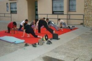 Un barrio de todos clausura las clases de yoga en la La Bajadilla