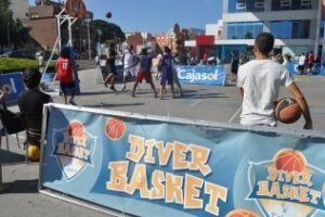 Diver-Basket hace parada en la Plaza de Andalucía con un gran éxito de participación