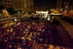 El recinto medieval se llena de público en su bautismo como lugar escénico