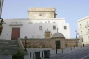 Condenado a pagar 800 euros un sacerdote por robar ropa en un centro comercial