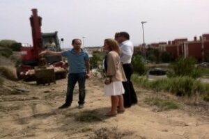 Una rotura de la canalización y el poco civismo ciudadano son la causa de la fuga de aguas fecales en la carretera de Getares