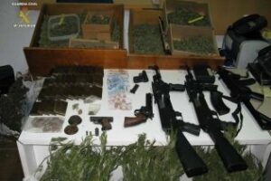 Dos detenidos en San Roque con 16 kilos de marihuana, hachís y armas simuladas