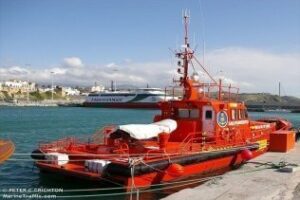 Rescatados ocho inmigrantes en una patera a cinco millas al suroeste de Tarifa