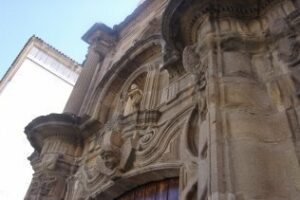 La fachada de la Capilla de Europa dispone desde hoy de un nuevo alumbrado