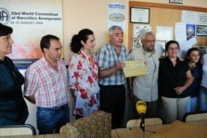 Entregan un donativo al cura Andrés para el arreglo del techo del centro de acogida La Esperanza