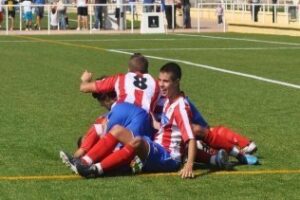 Nacho salva los tres puntos para el Algeciras Juvenil parando un penalti en el descuento (3-2)