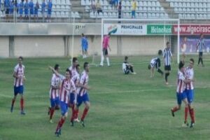 El Algeciras suma un punto que sabe a poco ante el Mairena tras un intenso partido (1-1)