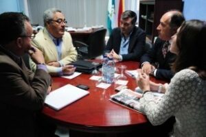 Acuerdo entre Junta y Ayuntamiento para que la oficina de Turismo permanezca abierta