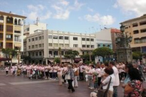 Más de 150 personas participan en la marcha solidaria de los lazos rosas