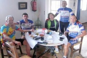 La vuelta a la bici de Julio Martínez Fírvida se ve enturbiada por un nuevo accidente ciclista con cuatro hospitalizados