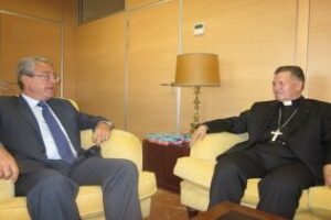 El obispo Antonio Ceballos se despide del subdelegado del Gobierno en Cádiz