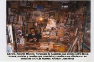 La foto de Juan Moya: Antonio Moreno y su librería en la calle Las Huertas