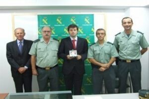 La Guardia Civil distingue a un trabajador de Cepsa por su apoyo a la institución