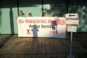 El PSOE impide que extrabajadores de Metalsa accedan con una pancarta de protesta al acto de Manuel Chaves