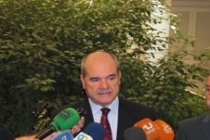 Chaves espera que si ETA envía un comunicado, sea para anunciar el final de la banda terrorista