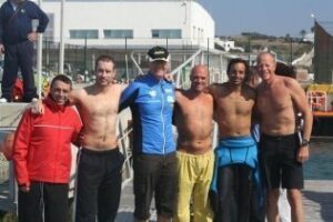 El Estrecho registra los últimos cruces a nado de la temporada