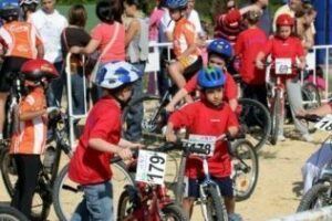 Los alumnos de la escuela ciclista del Nature afrontan una prueba en Tolox