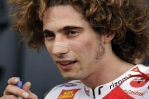 Marco Simoncelli muere a causa de un trágico accidente en el circuito de Sepang