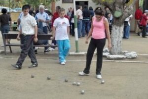 La petanca, al servicio de la Asociación de Esclerosis Múltiple en Miraflores