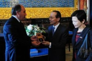 El alcalde muestra las posibilidades de Algeciras y la comarca al embajador de Taiwan en España