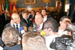 Caruana y Landaluce apuestan por el diálogo, aunque el alcalde mantiene su rechazo al Foro Tripartito