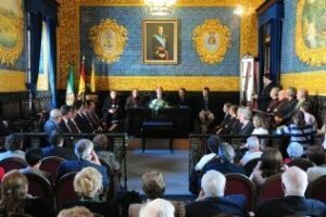 El alcalde recibe a los participantes en el XI Congreso de Hermandades del Carmen de Andalucía y Badajoz