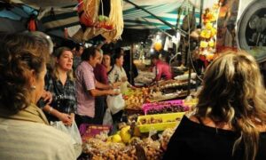 Los algecireños llenan el Mercado en Tosantos