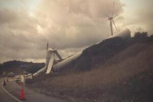 Un aerogenerador se derrumba y cae junto a la N-340 a la entrada de Tarifa